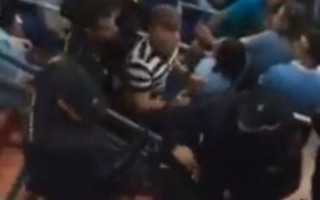 Clip CĐV Man City bị cảnh sát đấm túi bụi ở Bernabeu