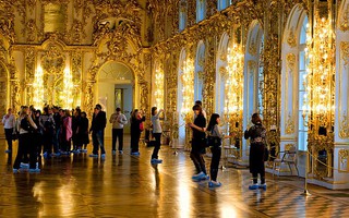 Khách Trung Quốc cho con tiểu trên sàn cung điện hoàng gia Nga