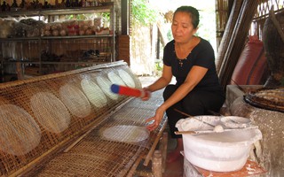 Nhớ thôn tráng bánh, nhớ lò giã nem