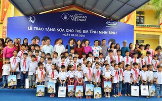 Vinamilk tặng sữa cho trẻ em tại Ninh Bình