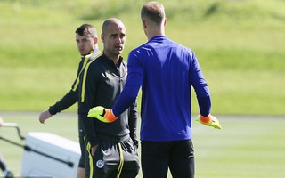 Sắp được thi đấu, Hart vẫn lớn tiếng với Guardiola