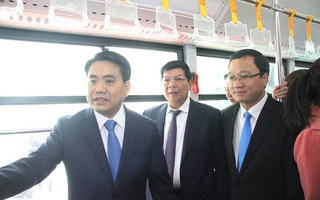 Chủ tịch Hà Nội làm khách chuyến xe buýt nhanh đầu tiên