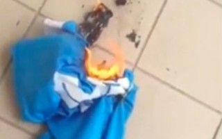 Higuain bị fan đốt áo, ném hình vào bồn cầu