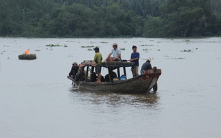 Hai mẹ con mất tích trên sông Vàm Cỏ Đông