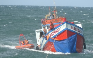 Tàu Cảnh sát biển cứu 10 thuyền viên trên vùng biển Phú Quốc