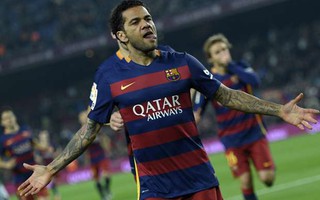 Suarez bị treo giò, Alves lăng mạ báo chí Tây Ban Nha