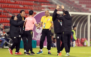 U23 Thái Lan bị loại, Kiatisuk cười như vào tứ kết