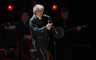 Im ắng trước giải Nobel, Bob Dylan bị chỉ trích "ngạo mạn"