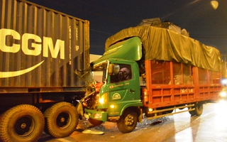 Tông container, tài xế xe tải tử vong trong cabin