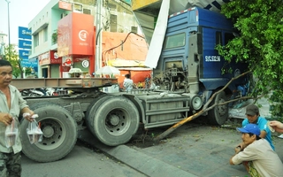 Xe container “làm xiếc” ở trung tâm Sài Gòn