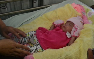 Hi hữu cứu sống bé gái hơn 5 tháng tuổi đã chào đời