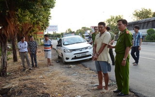 Khen thưởng tài xế taxi chở kẻ đâm người đến trụ sở công an