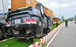 Xế hộp chổng vó trên dải phân cách, 6 người bị thương