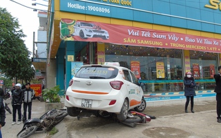 Va chạm giao thông, taxi cưỡi lên xe máy