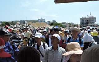 Quá tải hành khách chờ tàu rời đảo Lý Sơn