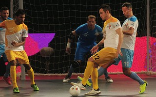 Xem Giggs mê hoặc vua futsal Falcao