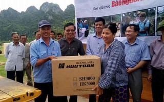 Báo Người Lao Động trao 15 máy phát điện "ánh sáng trong lũ" cho Quảng Bình