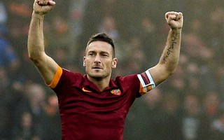 Mưa ngập trời, “hoàng tử thành Rome” Totti lập kỳ công