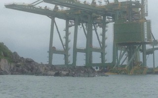 3 giàn cẩu "khủng" Formosa bị sóng đánh trôi dạt vào Quảng Bình