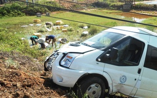 Xe chở tôm bị tai nạn, người dân lội ruộng giúp thu gom