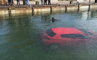 Cô gái lao ôtô xuống hồ vì đi theo định vị GPS