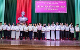 Trao học bổng cho học sinh nghèo vượt khó