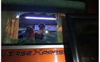 Xe buýt chở tuyển Indonesia bị tấn công bằng đá