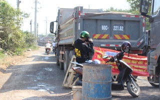 Dân lại chắn đường, "cấm" xe tải chở đá