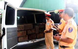 Bắt giữ xe khách ngụy trang xe cấp cứu chở đầy xe gỗ lậu
