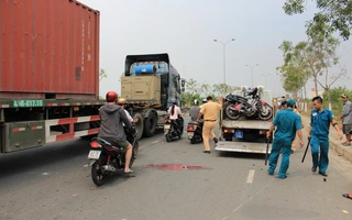 Tông đuôi ô tô, bị container cán chết