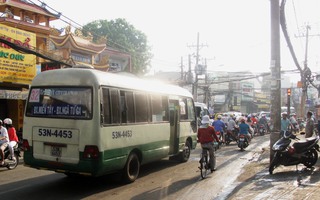 Bán rau chiếm lòng đường, một phụ nữ bị xe buýt tông