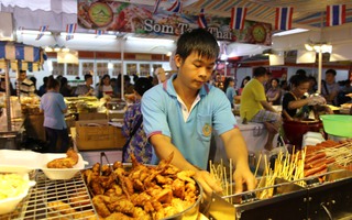 Đông nghẹt người ở hội chợ hàng Thái Lan