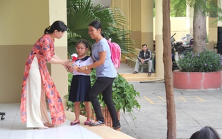 “Ngày đầu tiên đi học, mẹ - cô cùng vỗ về”