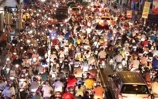 Kẹt xe, CSGT bất lực trước hàng ngàn người chen lấn, gây gổ