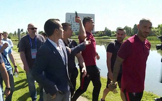Ném micro phóng viên xuống hồ, Ronaldo gặp rắc rối to