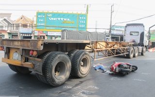 Phóng bạt mạng, xe container cán chết cô gái