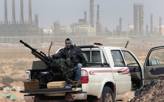 IS nổi lửa đốt dầu của Libya