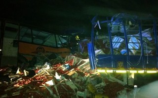 Xe buýt “húc” xe tải, 71 người thiệt mạng