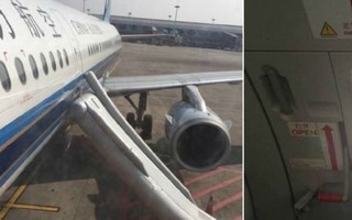 Một người Trung Quốc mở cửa thoát hiểm máy bay vì tưởng toilet
