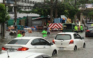 Bangkok "ướt sũng" vì mưa lớn