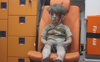 Syria: Cậu bé trên chiếc ghế cam gây ám ảnh