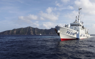 Tàu Trung Quốc mang súng vào lãnh hải Nhật Bản