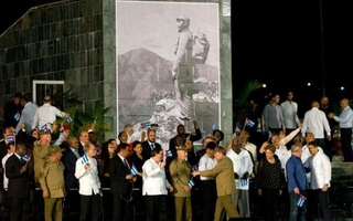 Không tượng đài, tên đường mang tên Fidel Castro