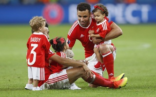 Xứ Wales chống lệnh “cấm cho con cái xuống sân” của UEFA