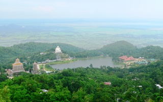 Du Xuân trên đỉnh Cấm Sơn