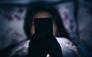 Vì sao không nên để điện thoại gần giường ngủ?