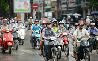 Tóc bám đầy nấm, hói đầu vì mũ bảo hiểm