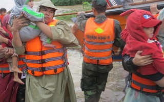 Bình Định: Nước lũ lên nhanh ngập nặng, người dân nghi do vỡ hồ