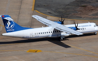 Máy bay ATR-B219 móp bụng vì va thùng hàng ở Tân Sơn Nhất