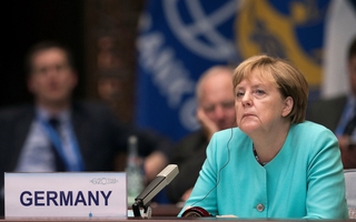 Sức ép đè nặng lên bà Merkel
